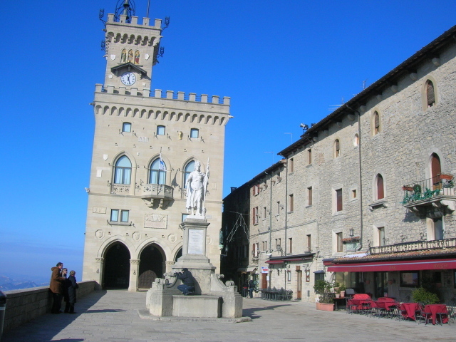 Памятник на площади в Сан Марино, Италия