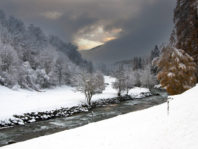 Горная река на горнолыжном курорте Валь ди Соль, Италия