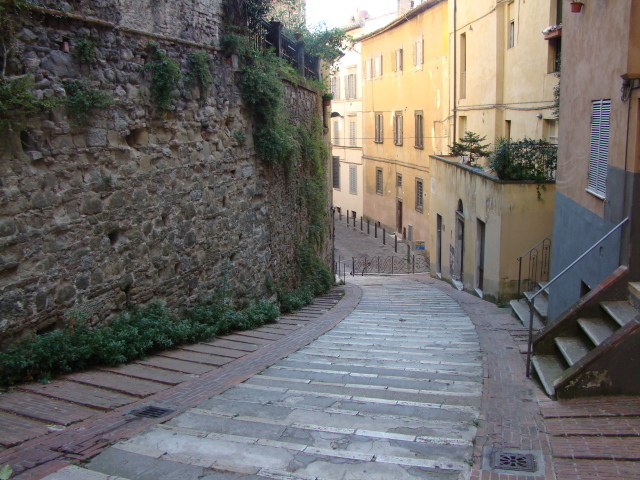 Узкие улочки в Перудже, Италия