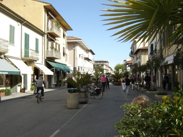 На улице города на курорте Форте дей Марми, Италия