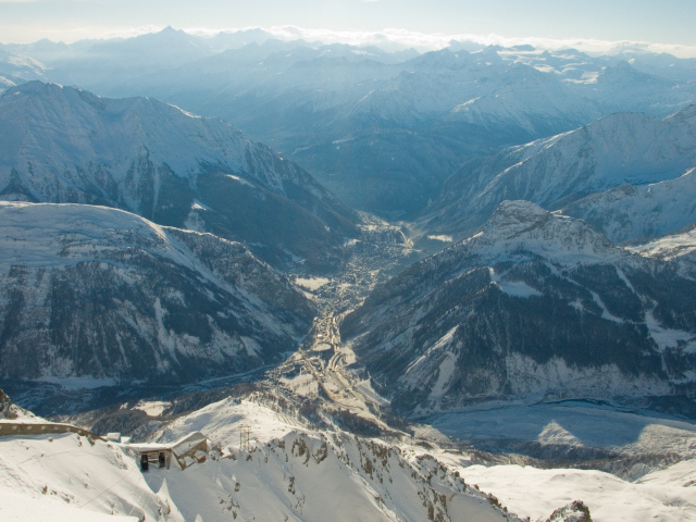 Панорама города на горнолыжном курорте Курмайор, Италия