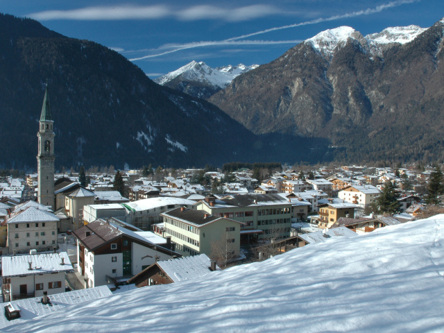 Панорама города на горнолыжном курорте Мадонна ди Кампильо, Италия