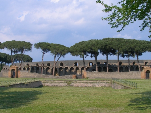 Парк среди развалин в Помпеях, Италия