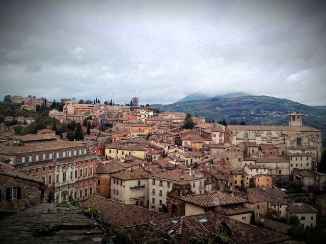 Город Перуджа, Италия на фоне гор