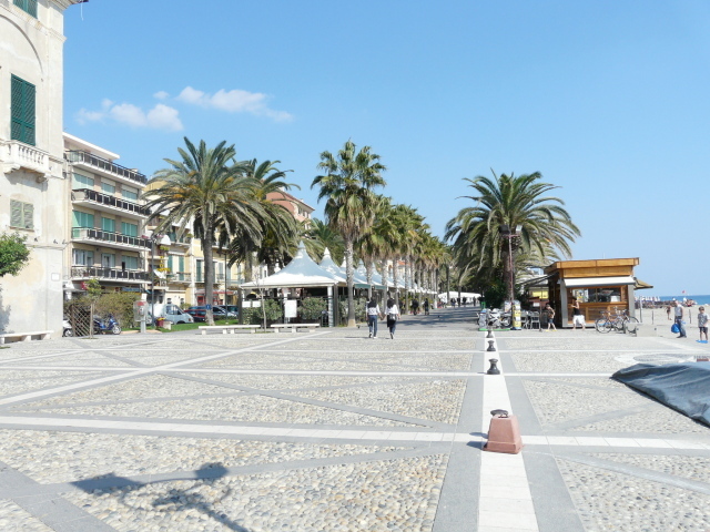 Набережная на курорте Финале Лигуре, Италия