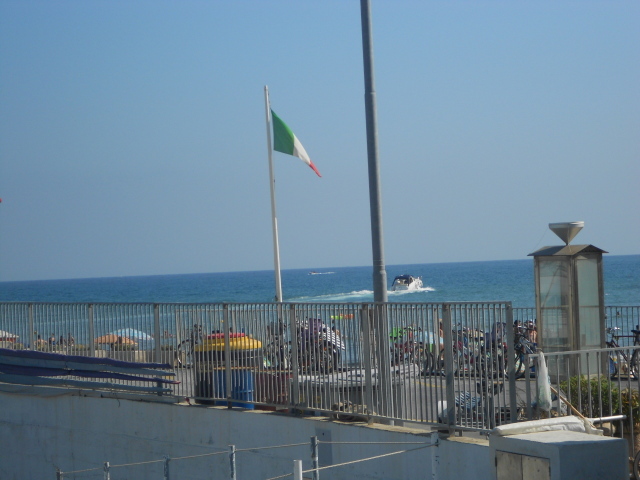 Набережная на курорте Диано Марино, Италия