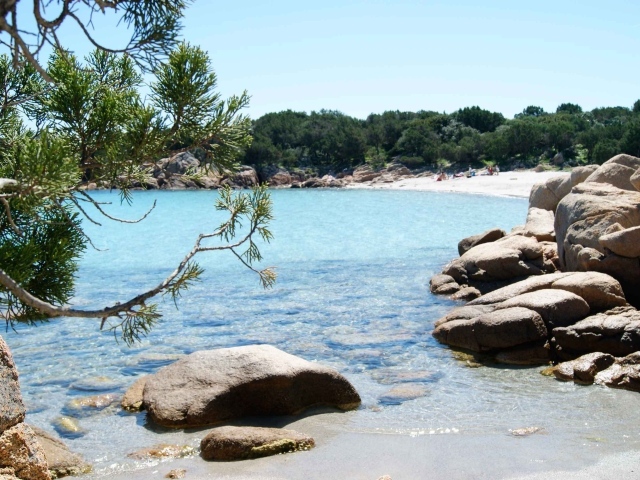 Тихий залив на курорте Коста Смеральда, Италия