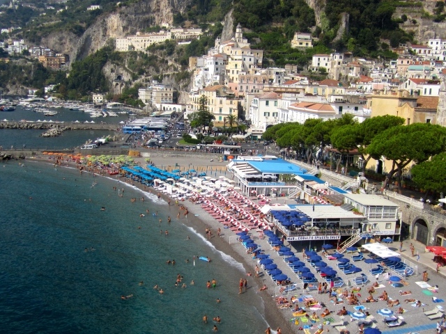 Отдых на пляже на курорте в Амальфи, Италия