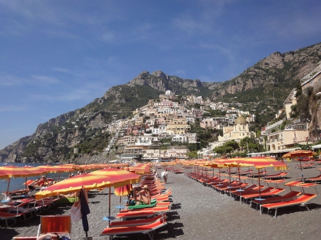 Отдых на пляже на курорте Позитано, Италия