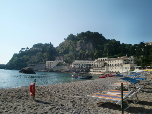 Отдых на пляже на острове Сицилия, Италия