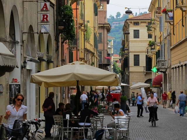 Отдых в уличном кафе в Вероне, Италия