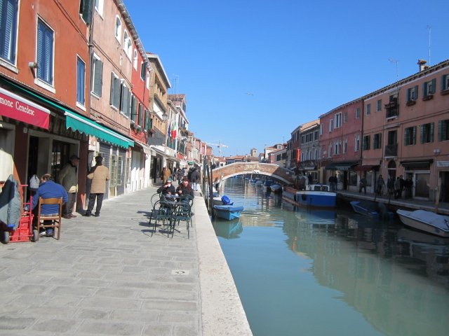 Отдых в уличном кафе на острове Мурано, Италия