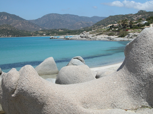 Каменистый берег на курорте Вилласимиус, Италия