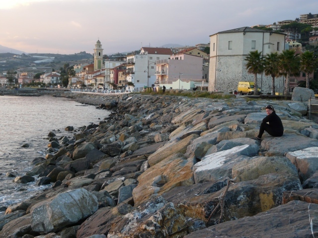 Каменистый берег в Санто Стефано аль Маре, Италия