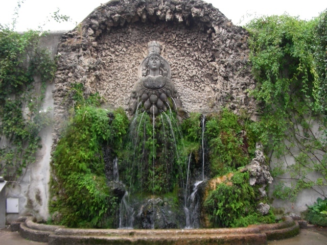 Скульптура фонтан в Тиволи, Италия