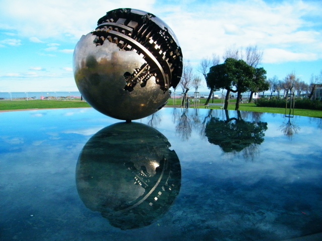 Скульптура на побережье на курорте Пизавр, Италия