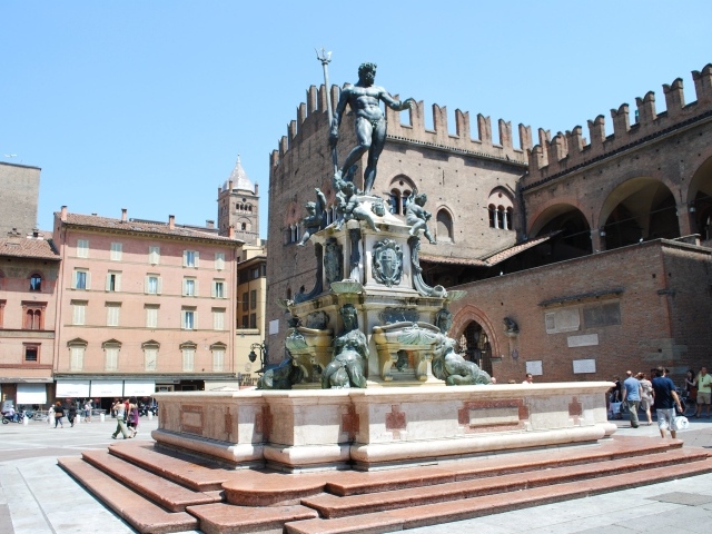 Скульптура на площади на курорте Пизавр, Италия