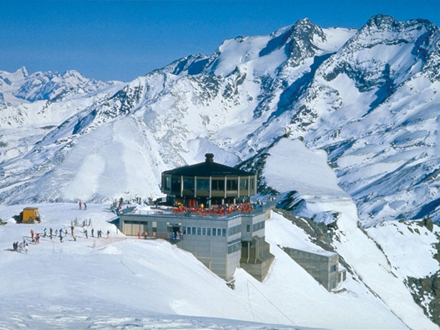 Лыжная база на фоне гор на горнолыжном курорте Арабба, Италия