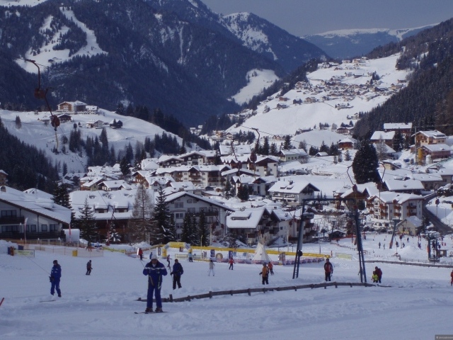 Катание на лыжах на горнолыжном курорте Валь Гардена, Италия