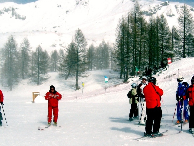 Катание на лыжах на горнолыжном курорте Валь-Ди-Фасса, Италия