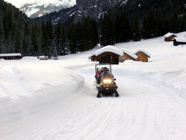 Катание на снегоходе на горнолыжном курорте Валь-Ди-Фаса, Италия