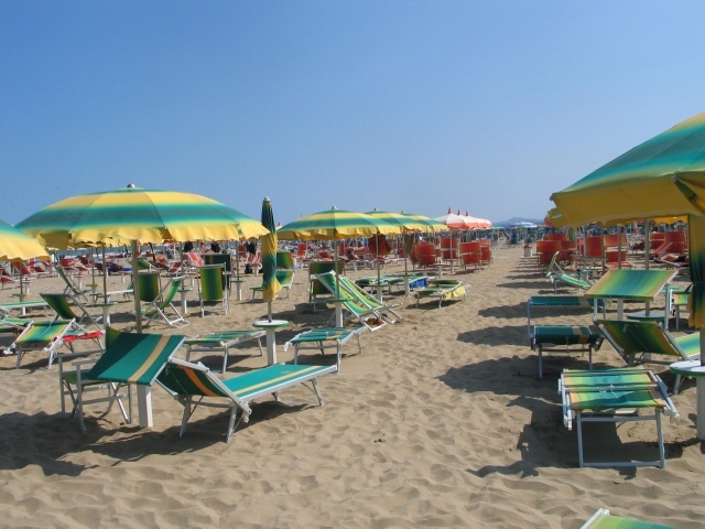 Летний отдых на пляже на курорте Лидо ди Езоло, Италия