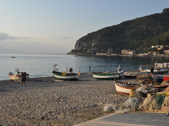 Летний отдых на пляже на курорте Ноли, Италия