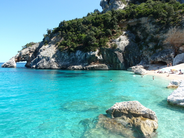Летний отдых на пляже на острове Сардиния, Италия