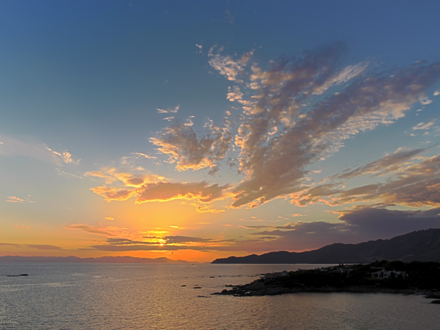 Закат на пляже на курорте Вилласимиус, Италия