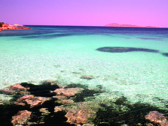 Закат на берегу моря на острове Сардиния, Италия