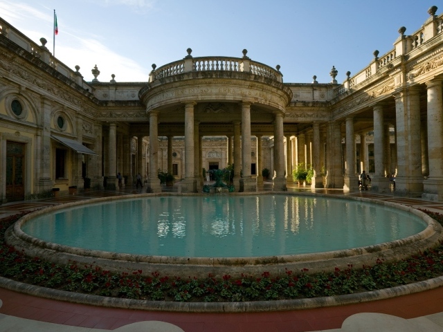 Бассейн на курорте в Монтекатини Терме, Италия