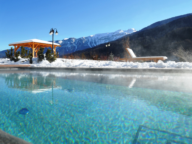 Бассейн с теплой водой на горнолыжном курорте Валь ди Соль, Италия