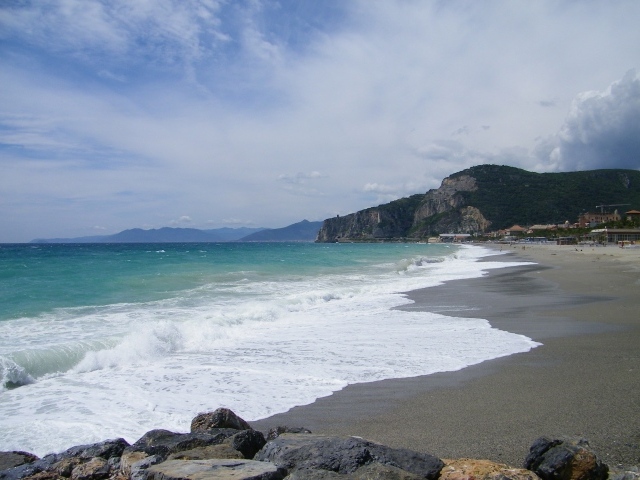 Пляж на курорте Финале Лигуре, Италия