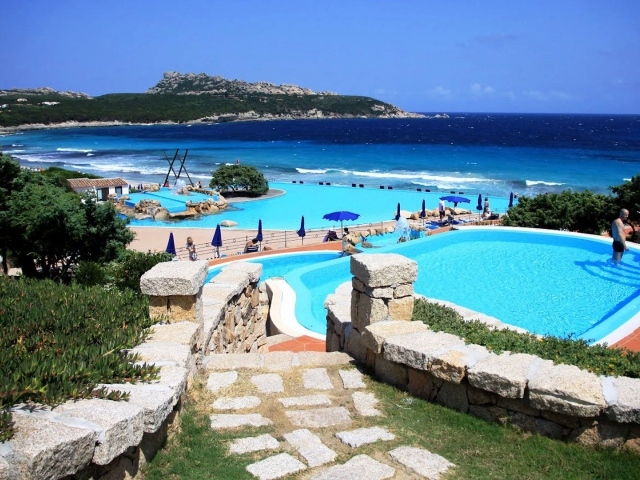 Бассейн в гостинице на острове Сардиния, Италия