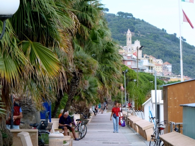 Отдых на набережной на курорте Диано Марино, Италия