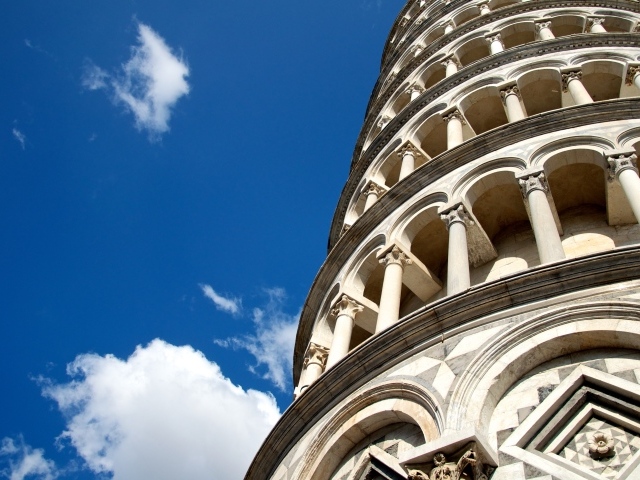 Башня на фоне неба в Пизе, Италия
