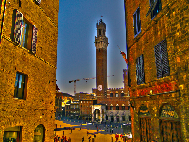 Башня на площади в Сиене, Италия