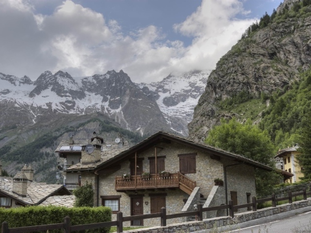 Городские дома на горнолыжном курорте Курмайор, Италия