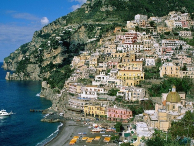 Городские улицы на курорте в Амальфи, Италия