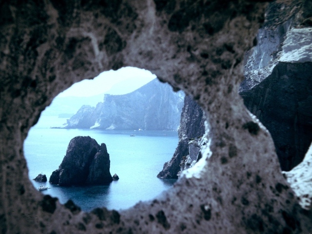 Вид на бухту сквозь скалы на острове Понца, Италия