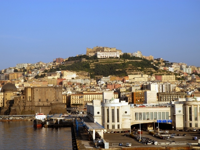 Вид на холм в Неаполе, Италия