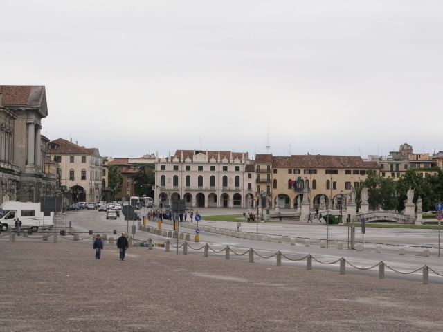 Прогулка по центральной площади в Падуе, Италия