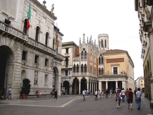 Прогулка на площади в Падуе, Италия