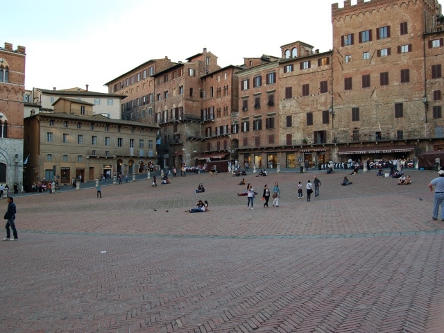 Прогулка на площади в Сиене, Италия