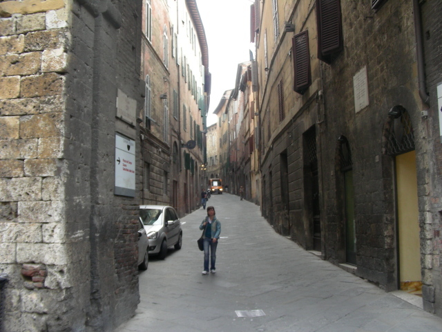 Прогулка по узким улочкам в Сиене, Италия