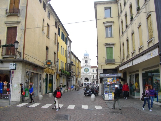 Прогулка по улице в Падуе, Италия