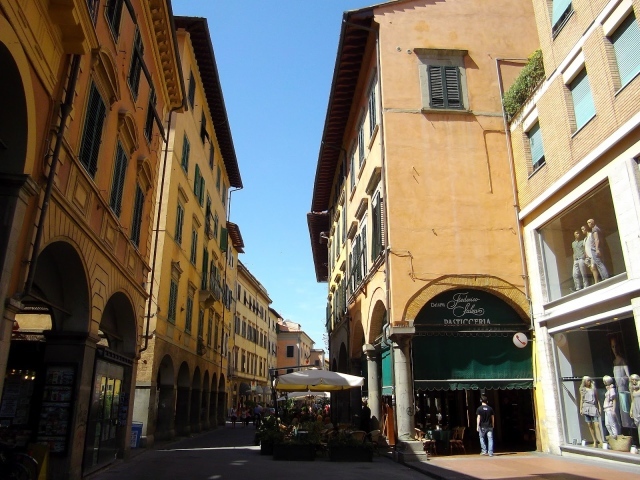 Прогулка по улице в Пизе, Италия