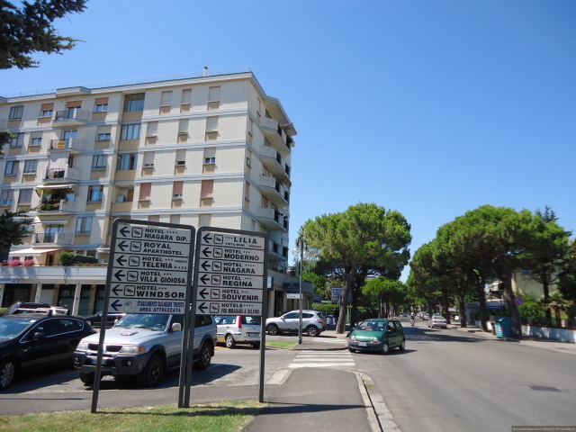 Прогулка по улице на курорте Лидо ди Езоло, Италия