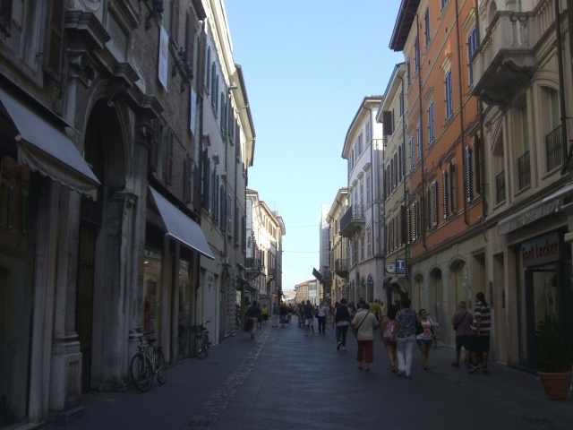 Прогулка по узким улочкам на курорте в Римини, Италия