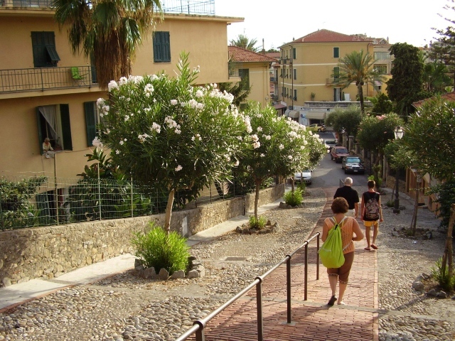 Прогулка по улицам на курорте Бордигера, Италия